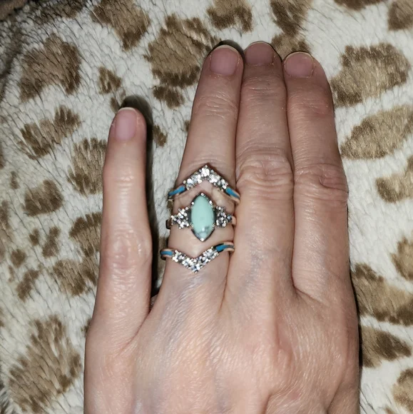 New Size 8 Three Piece Ring Set - Picture 3 of 11